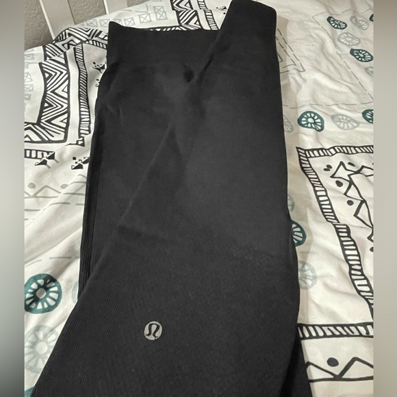 Lulu lemon Womens size 4 capris - Picture 5 of 5